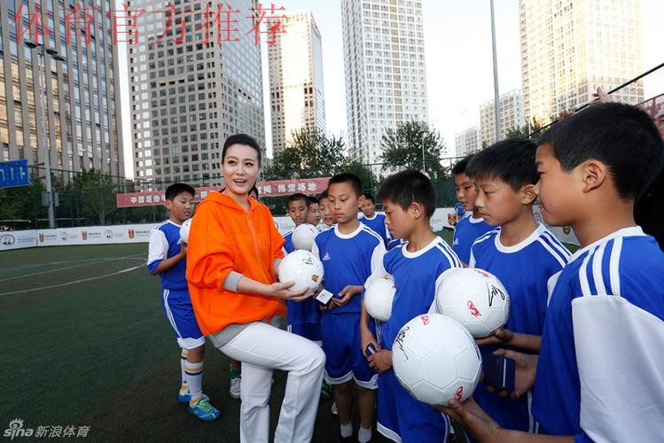 佩兰辅导小学生训练 形象大使谭晶同互动